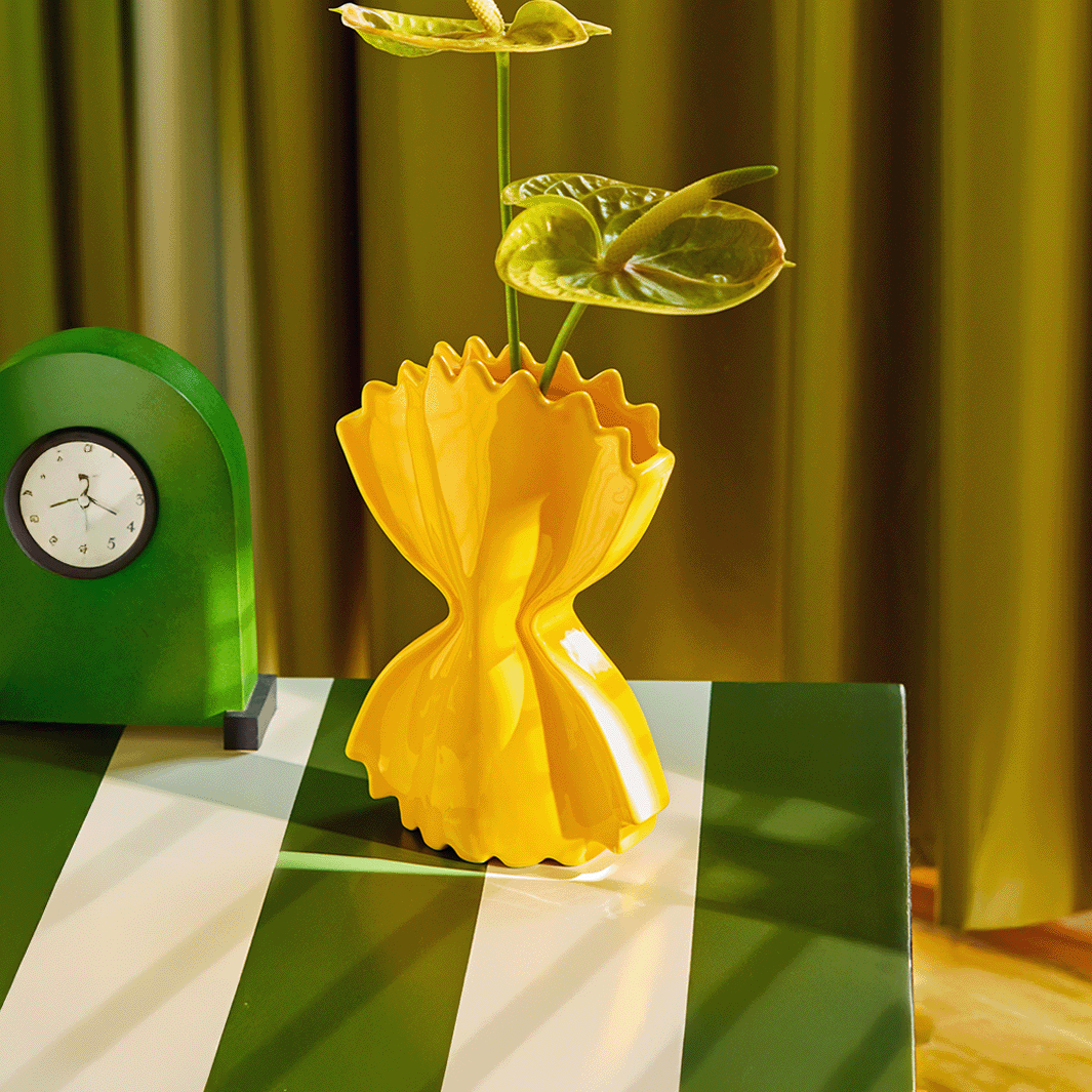 Keramisk kitch-pop-vase formet som farfallepasta fra Fluid Market. 26 x 5 x 16 cm.