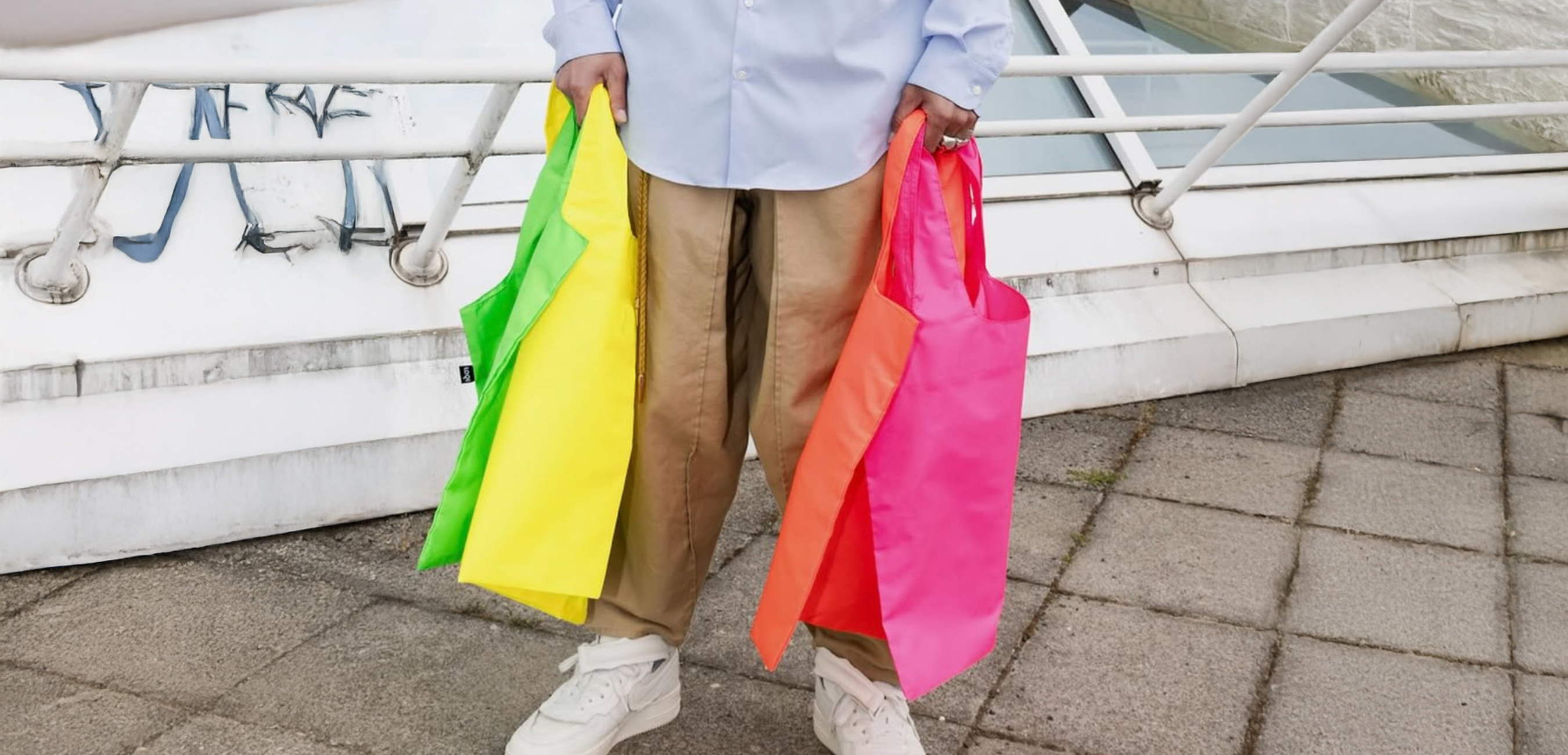 Handlenett og totebags trenger ikke bare å være praktiske, de kan jo faktisk være morsomme, ironiske og litt selvironiske – akkurat som deg. Derfor finner du hos oss både hamster-memes, kattetrykk, kunstklassikere og punchlines som motiv på vårt utvalg handlenett. Med kampanjetilbudet 2 for 350kr kan du velge flere og matche dagshumøret med handlenettet for dagen.