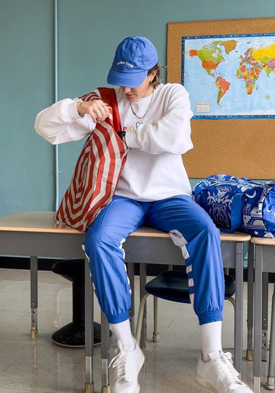 Handlenett og totebags trenger ikke bare å være praktiske, de kan jo faktisk være morsomme, ironiske og litt selvironiske – akkurat som deg. Derfor finner du hos oss både hamster-memes, kattetrykk, kunstklassikere og punchlines som motiv på vårt utvalg handlenett. Med kampanjetilbudet 2 for 350kr kan du velge flere og matche dagshumøret med handlenettet for dagen.