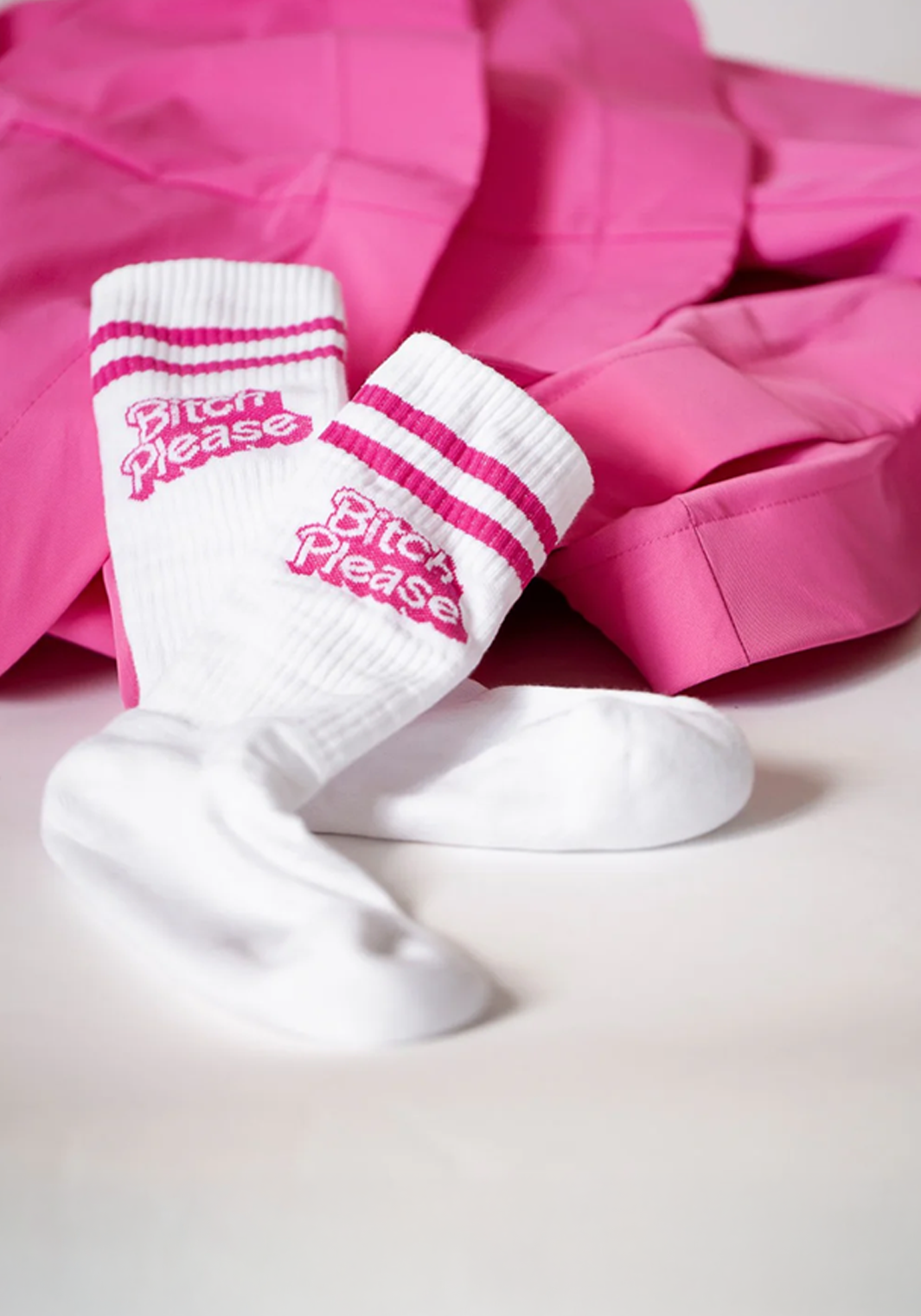 Er du klar for å oppgradere sokkeskuffen? Hos Koleur finner du treningssokker og tennissokker som kombinerer funksjonalitet med personlighet. Enten du er på jakt etter sokker til løping, yoga, tennis eller bare for å gjøre hverdagen litt mer fargerik, har vi noe for deg.