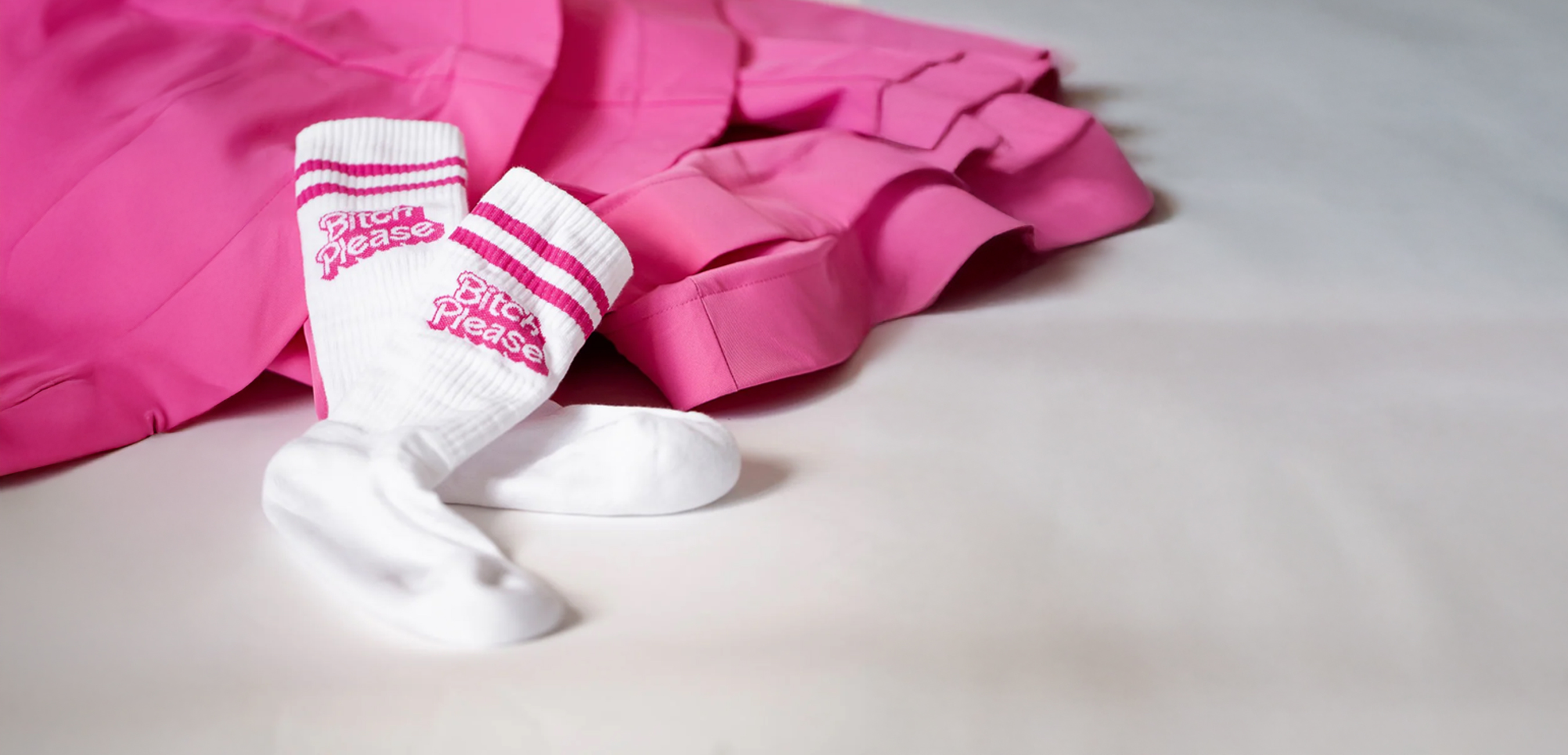 Er du klar for å oppgradere sokkeskuffen? Hos Koleur finner du treningssokker og tennissokker som kombinerer funksjonalitet med personlighet. Enten du er på jakt etter sokker til løping, yoga, tennis eller bare for å gjøre hverdagen litt mer fargerik, har vi noe for deg.